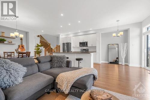 653 Putney Crescent, Ottawa, ON - Indoor Photo Showing Living Room