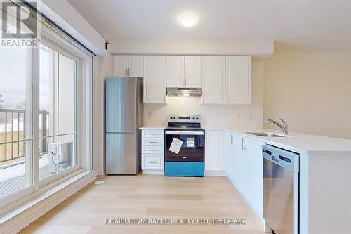 14 - 470 Beresford Path, Oshawa, ON - Indoor Photo Showing Kitchen