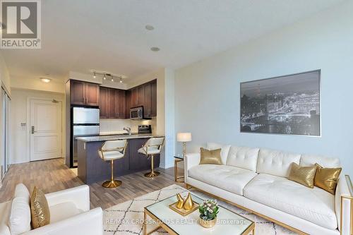 302 - 9245 Jane Street, Vaughan, ON - Indoor Photo Showing Living Room