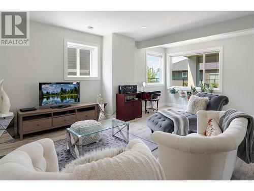 1250 Monte Vista Avenue, Kelowna, BC - Indoor Photo Showing Living Room