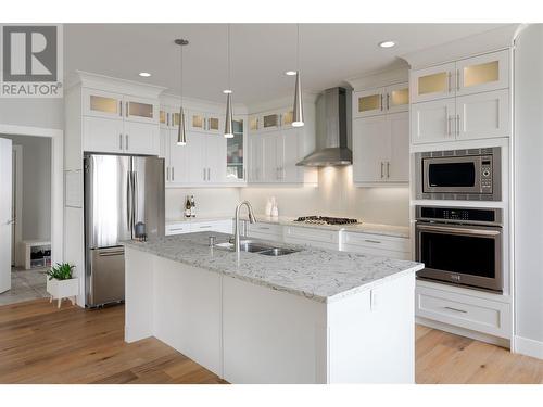 1250 Monte Vista Avenue, Kelowna, BC - Indoor Photo Showing Kitchen With Double Sink With Upgraded Kitchen