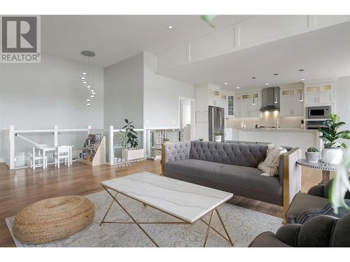 1250 Monte Vista Avenue, Kelowna, BC - Indoor Photo Showing Living Room