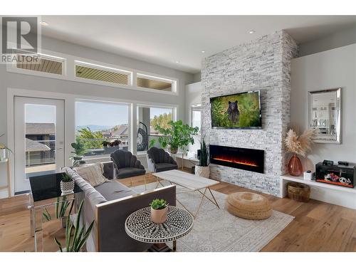 1250 Monte Vista Avenue, Kelowna, BC - Indoor Photo Showing Living Room With Fireplace