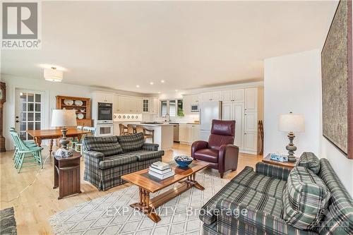 350 Berry Side Road, Ottawa, ON - Indoor Photo Showing Living Room