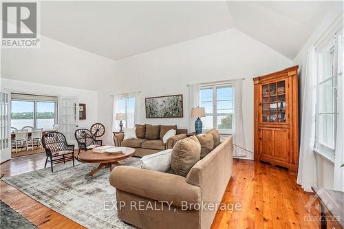 350 Berry Side Road, Ottawa, ON - Indoor Photo Showing Living Room