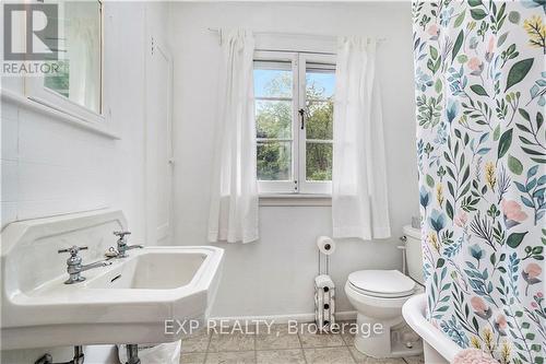 350 Berry Side Road, Ottawa, ON - Indoor Photo Showing Bathroom