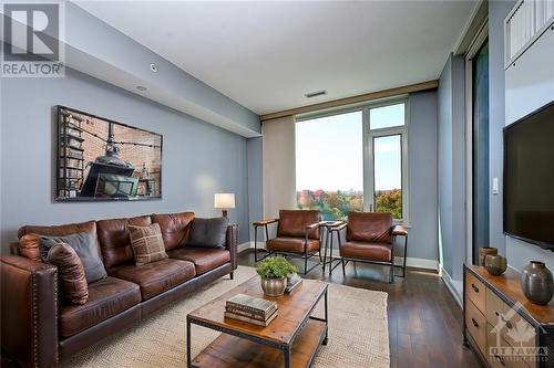 1035 Bank Street Unit#802, Ottawa, ON - Indoor Photo Showing Living Room