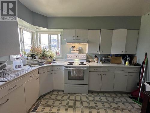 686 Douglas Street, Prince George, BC - Indoor Photo Showing Kitchen With Double Sink