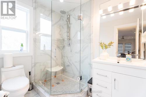 30 Maple Avenue N, Mississauga, ON - Indoor Photo Showing Bathroom