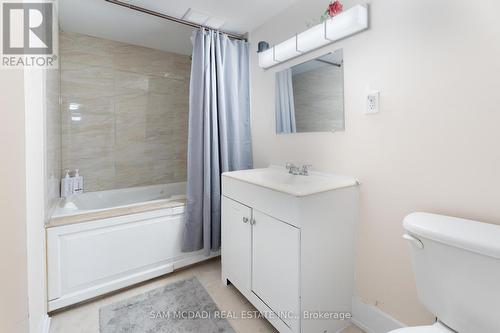 30 Maple Avenue N, Mississauga, ON - Indoor Photo Showing Bathroom