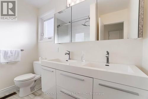 617 Curzon Avenue, Mississauga, ON - Indoor Photo Showing Bathroom