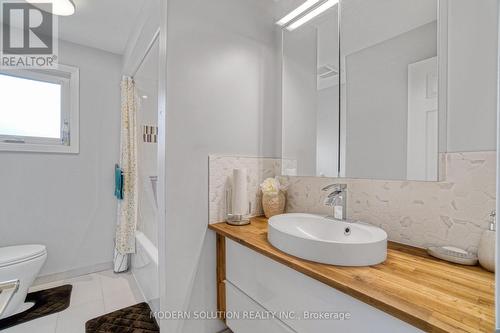 605 Curzon Avenue, Mississauga, ON - Indoor Photo Showing Bathroom