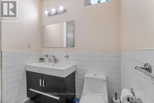 605 Curzon Avenue, Mississauga, ON - Indoor Photo Showing Bathroom