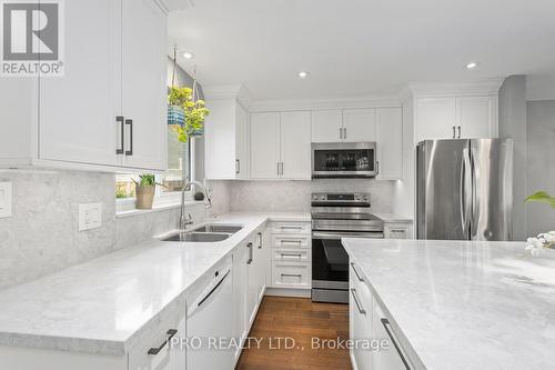 28 Irwin Crescent, Halton Hills, ON - Indoor Photo Showing Kitchen With Double Sink With Upgraded Kitchen