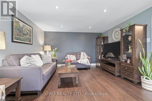 28 Irwin Crescent, Halton Hills, ON - Indoor Photo Showing Living Room