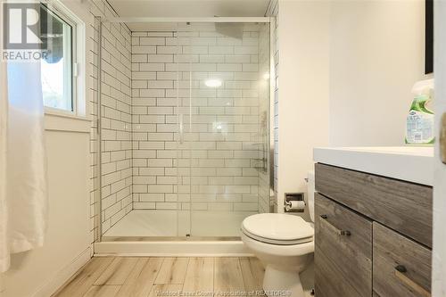 8266 Riverside Drive East, Windsor, ON - Indoor Photo Showing Bathroom