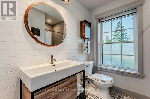 5161 Jones Baseline Road, Guelph/Eramosa, ON - Indoor Photo Showing Bathroom