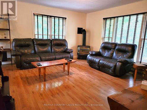 61 Seventh Street, Brock, ON - Indoor Photo Showing Living Room