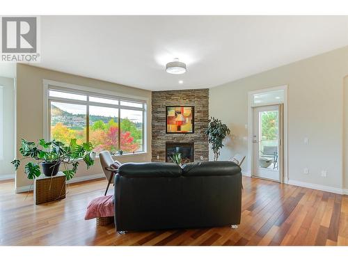 550 Glenmeadows Road Unit# 115, Kelowna, BC - Indoor Photo Showing Living Room With Fireplace