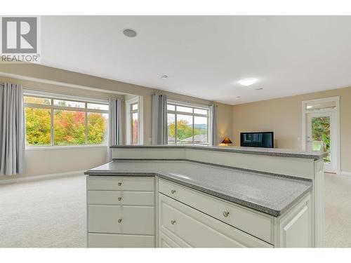 550 Glenmeadows Road Unit# 115, Kelowna, BC - Indoor Photo Showing Kitchen