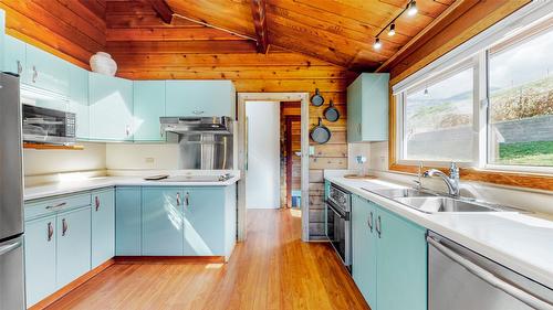 4613 41St Street, Osoyoos, BC - Indoor Photo Showing Kitchen With Double Sink