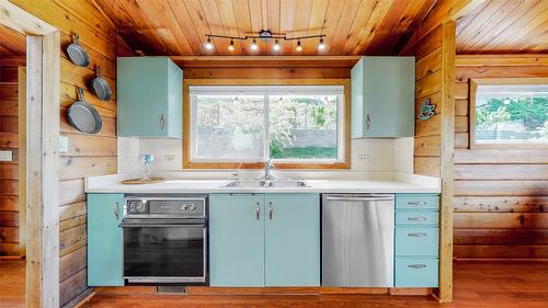 4613 41St Street, Osoyoos, BC - Indoor Photo Showing Kitchen With Double Sink