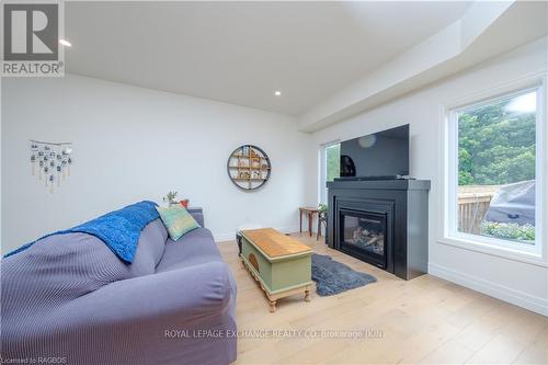 881 Princes Street N, Kincardine, ON - Indoor Photo Showing Living Room With Fireplace