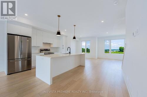 1975 Upperpoint Gate, London, ON - Indoor Photo Showing Kitchen With Upgraded Kitchen