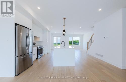 1975 Upperpoint Gate, London, ON - Indoor Photo Showing Kitchen