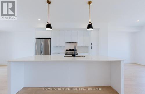 1975 Upperpoint Gate, London, ON - Indoor Photo Showing Kitchen With Upgraded Kitchen