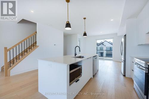 1975 Upperpoint Gate, London, ON - Indoor Photo Showing Kitchen With Upgraded Kitchen