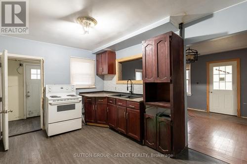 295-297 Metcalfe Street E, Strathroy-Caradoc (Nw), ON - Indoor Photo Showing Kitchen With Double Sink