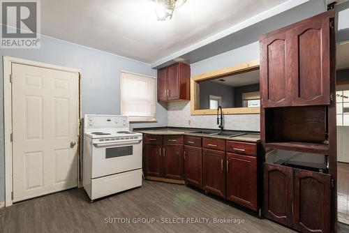 295-297 Metcalfe Street E, Strathroy-Caradoc (Nw), ON - Indoor Photo Showing Kitchen