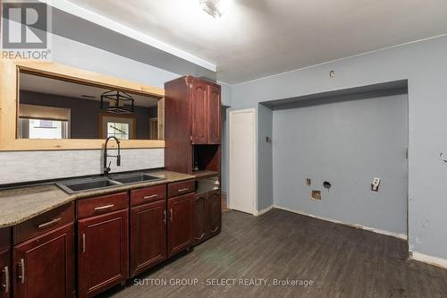 295-297 Metcalfe Street E, Strathroy-Caradoc (Nw), ON - Indoor Photo Showing Kitchen With Double Sink