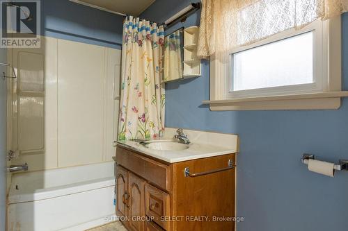 295-297 Metcalfe Street E, Strathroy-Caradoc (Nw), ON - Indoor Photo Showing Bathroom