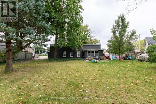 295-297 Metcalfe Street E, Strathroy-Caradoc (Nw), ON - Outdoor With Backyard