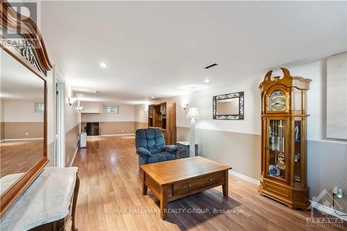 5003 Thunder Road, Ottawa, ON - Indoor Photo Showing Living Room