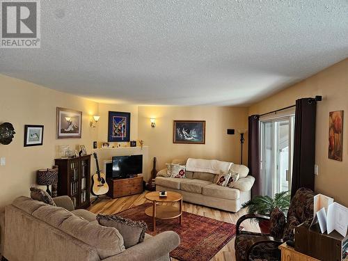 3038 Orchard Drive Unit# 2, Keremeos, BC - Indoor Photo Showing Living Room