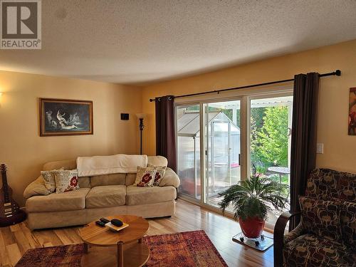 3038 Orchard Drive Unit# 2, Keremeos, BC - Indoor Photo Showing Living Room