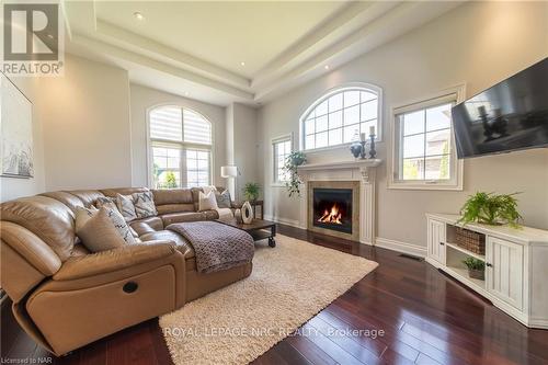 8871 Mcgarry Drive, Niagara Falls, ON - Indoor Photo Showing Living Room With Fireplace