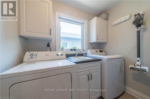 8871 Mcgarry Drive, Niagara Falls, ON - Indoor Photo Showing Laundry Room