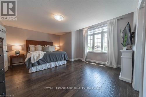 8871 Mcgarry Drive, Niagara Falls, ON - Indoor Photo Showing Bedroom