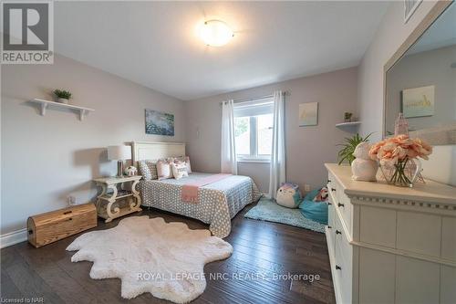 8871 Mcgarry Drive, Niagara Falls, ON - Indoor Photo Showing Bedroom