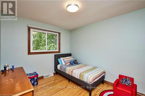 27 Walts Street, Welland, ON - Indoor Photo Showing Bedroom