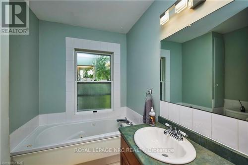 27 Walts Street, Welland, ON - Indoor Photo Showing Bathroom