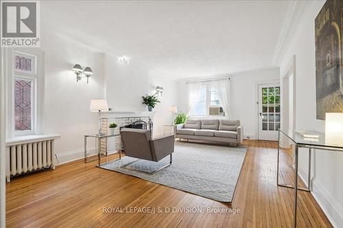 338 St Clair Avenue E, Toronto, ON - Indoor Photo Showing Living Room