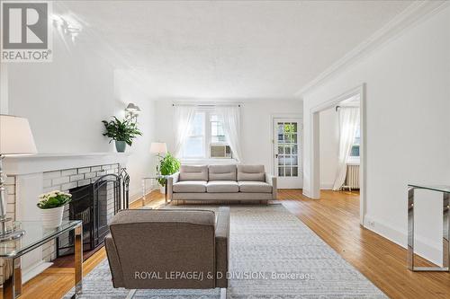 338 St Clair Avenue E, Toronto, ON - Indoor Photo Showing Living Room