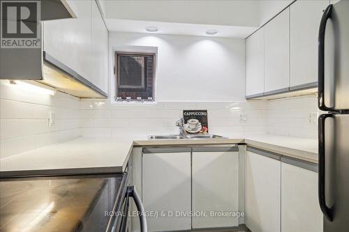 338 St Clair Avenue E, Toronto, ON - Indoor Photo Showing Kitchen