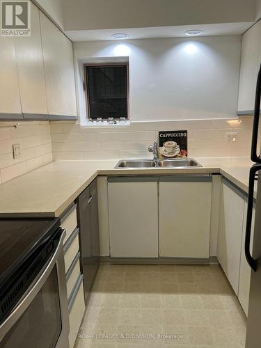 338 St Clair Avenue E, Toronto, ON - Indoor Photo Showing Kitchen