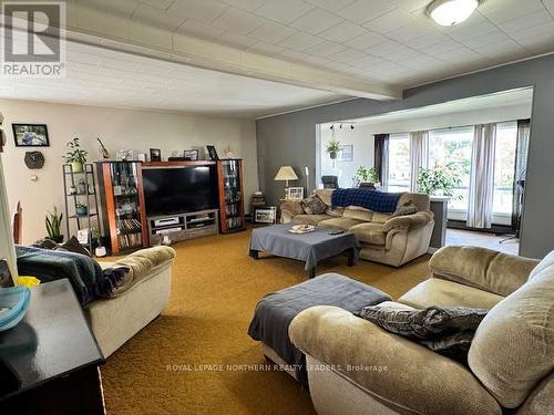 464 Cedar Street S, Timmins, ON - Indoor Photo Showing Living Room